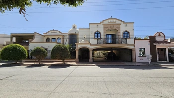 9_3040 | CASA EN VENTA de 5 recámaras, recámara en planta baja Fracc. Del Real en Los Mochis | Angulo Bienes Raíces